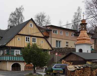 Alte Schmiede und Glockenturm in Hořejší Vrchlabí